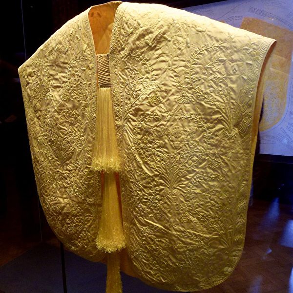 https://commons.wikimedia.org/wiki/File:Spider_silk_cape.jpg