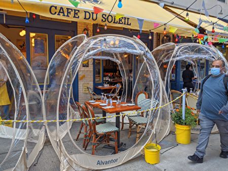 曼哈顿餐馆“Cafe du Soleil”在户外架起透明帐幕，很多顾客都指名要在“泡泡”内用餐，夜晚更具情调。