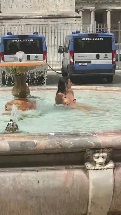 ROMA_DONNA_SI_FA_IL_BAGNO_NUDA_NELLA_FONTANA_DI_PIAZZA_COLONNA-2923.mp4_000139.610.jpg