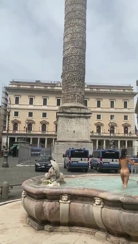 ROMA_DONNA_SI_FA_IL_BAGNO_NUDA_NELLA_FONTANA_DI_PIAZZA_COLONNA-2923.mp4_000030.932.jpg